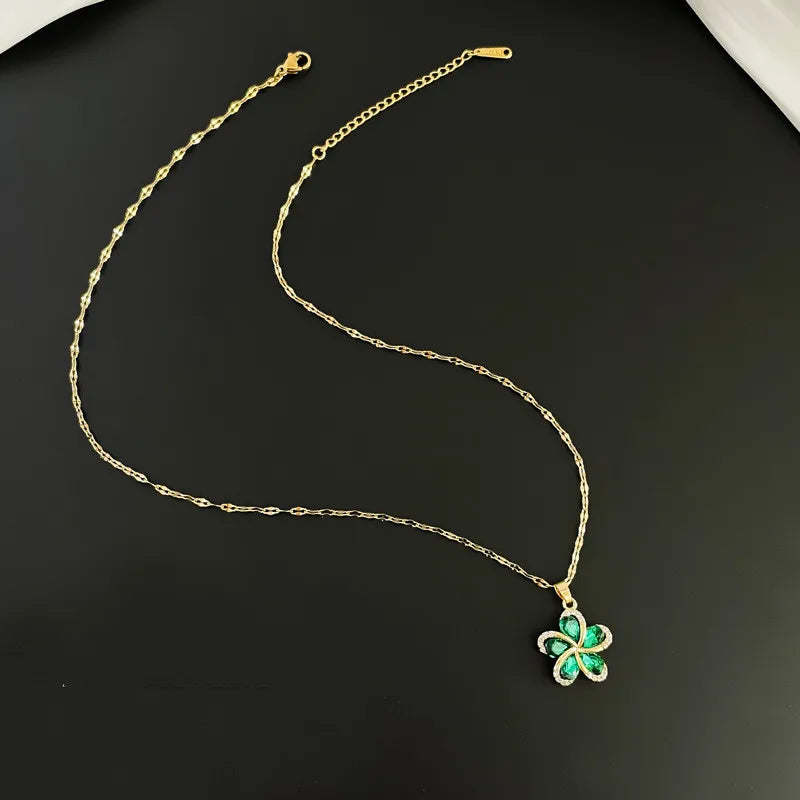 Collier à l'étoile verte élégance naturelle